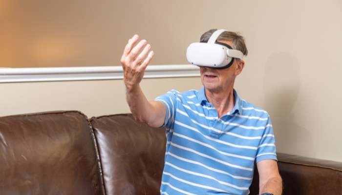Idoso sentado com dispositivo de realidade virtual